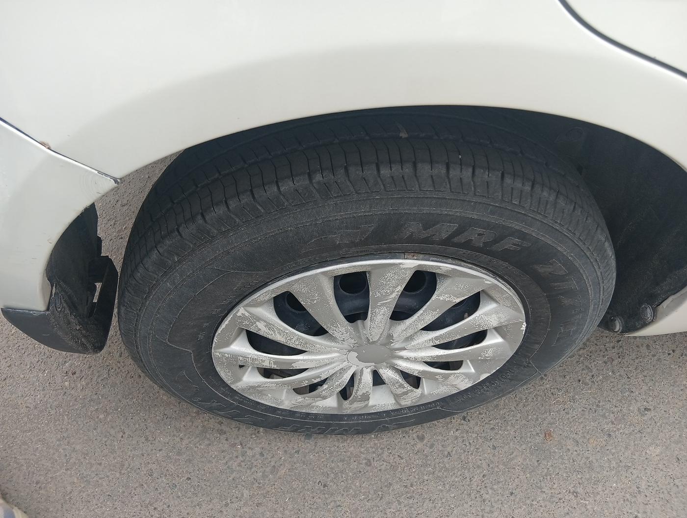 2016 Maruti Swift Dzire LXI (O), Petrol, Manual, 72,322 km, tyre