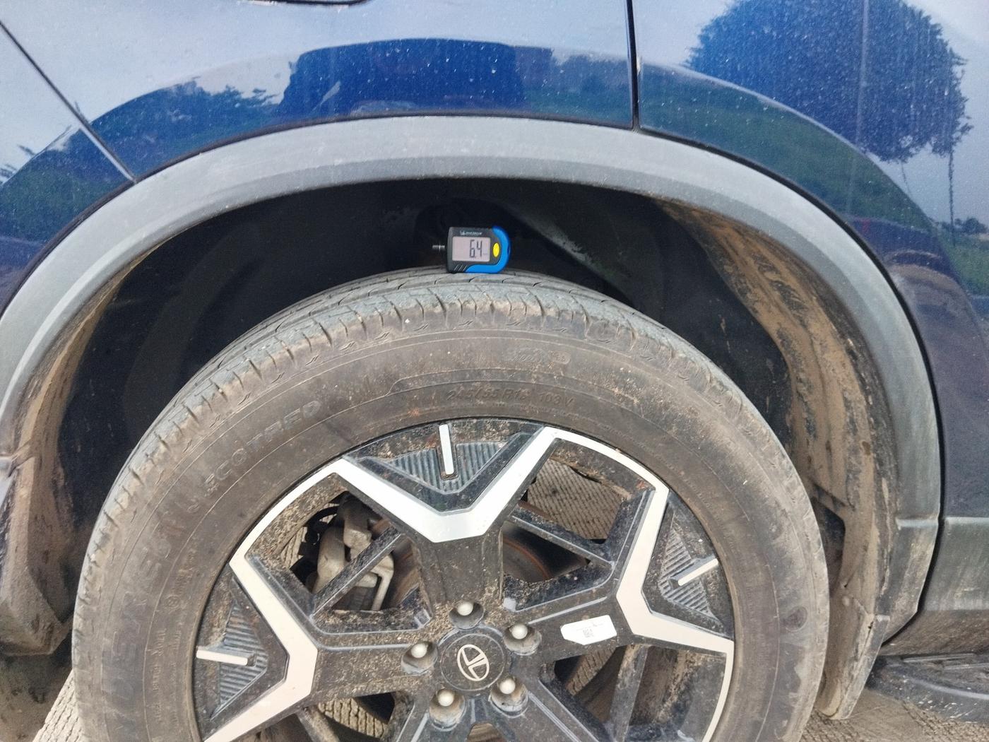 2024 Tata Safari ACCOMPLISHED PLUS 6 STR DUAL TONE, Diesel, Manual, 5,083 km, tyre