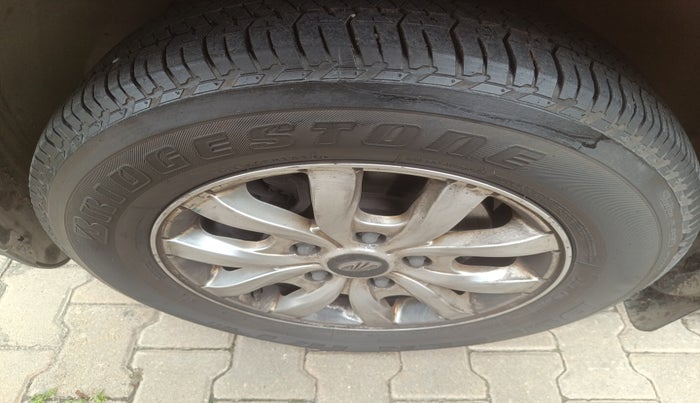 2017 Mahindra XUV500 W10, Diesel, Manual, 23,579 km, tyre