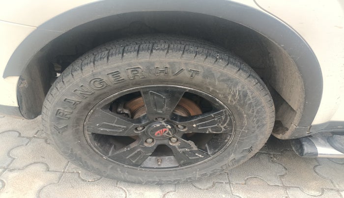 2015 Mahindra XUV500 W8, Diesel, Manual, 1,80,575 km, tyre