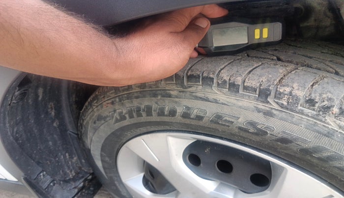 2024 Mahindra XUV300 W6 1.2 PETROL, Petrol, Manual, 1,07,729 km, tyre