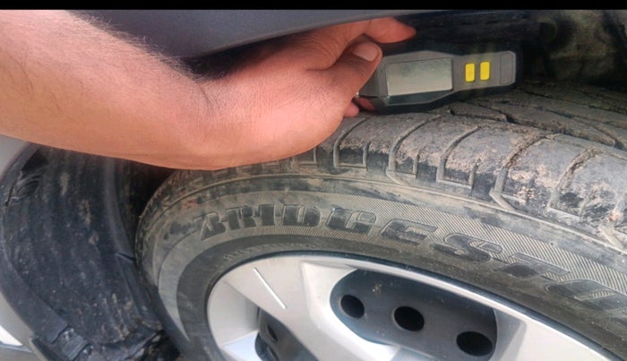 2024 Mahindra XUV300 W6 1.2 PETROL, Petrol, Manual, 1,07,729 km, tyre