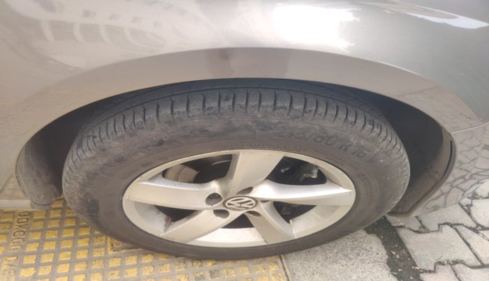 2011 Volkswagen Passat 2.0 PD DSG, Diesel, Automatic, 1,85,856 km, tyre