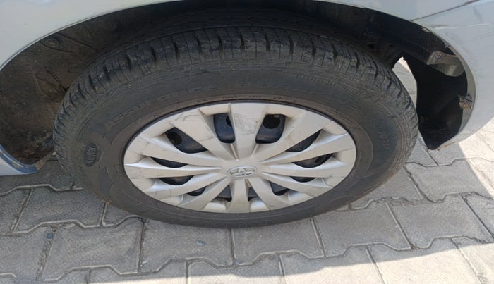 2011 Toyota Etios Liva G, Petrol, Manual, 1,07,133 km, tyre