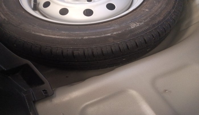 2020 Maruti Swift LXI, Petrol, Manual, 21,716 km, tyre