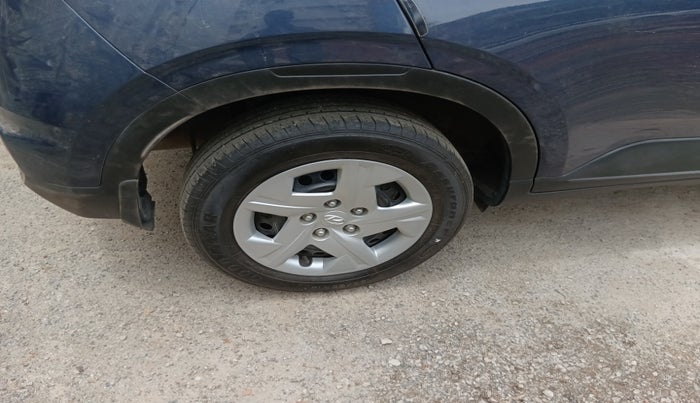 2022 Hyundai VENUE S+ 1.2, Petrol, Manual, 41,000 km, tyre