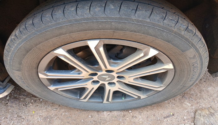 2022 Mahindra XUV700 AX 7 D AT 7 STR, Diesel, Automatic, 82,030 km, tyre