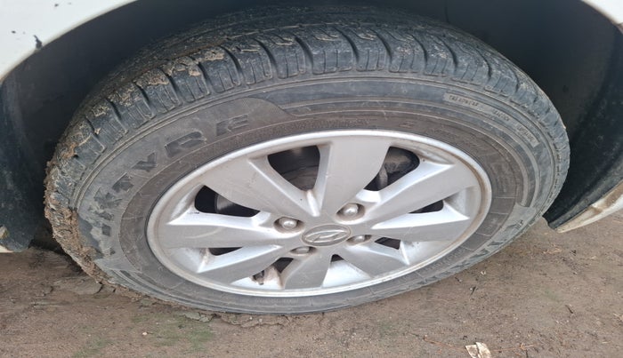 2016 Hyundai Xcent SX 1.2, Petrol, Manual, 1,31,047 km, tyre