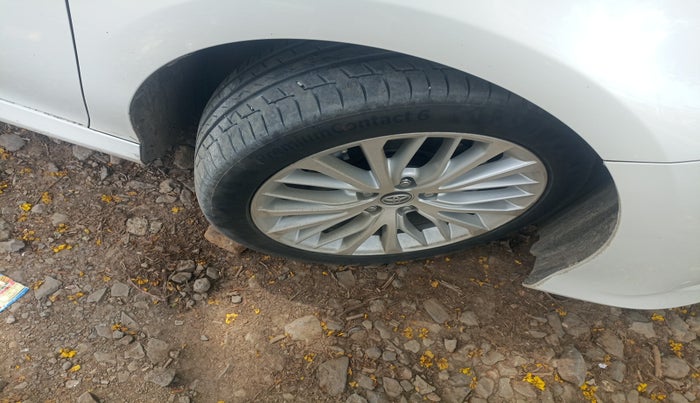 2019 Toyota Camry HYBRID, Hybrid, Automatic, 84,609 km, tyre