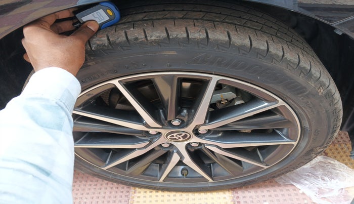 2023 Toyota Camry HYBRID, Hybrid, Automatic, 21,142 km, tyre