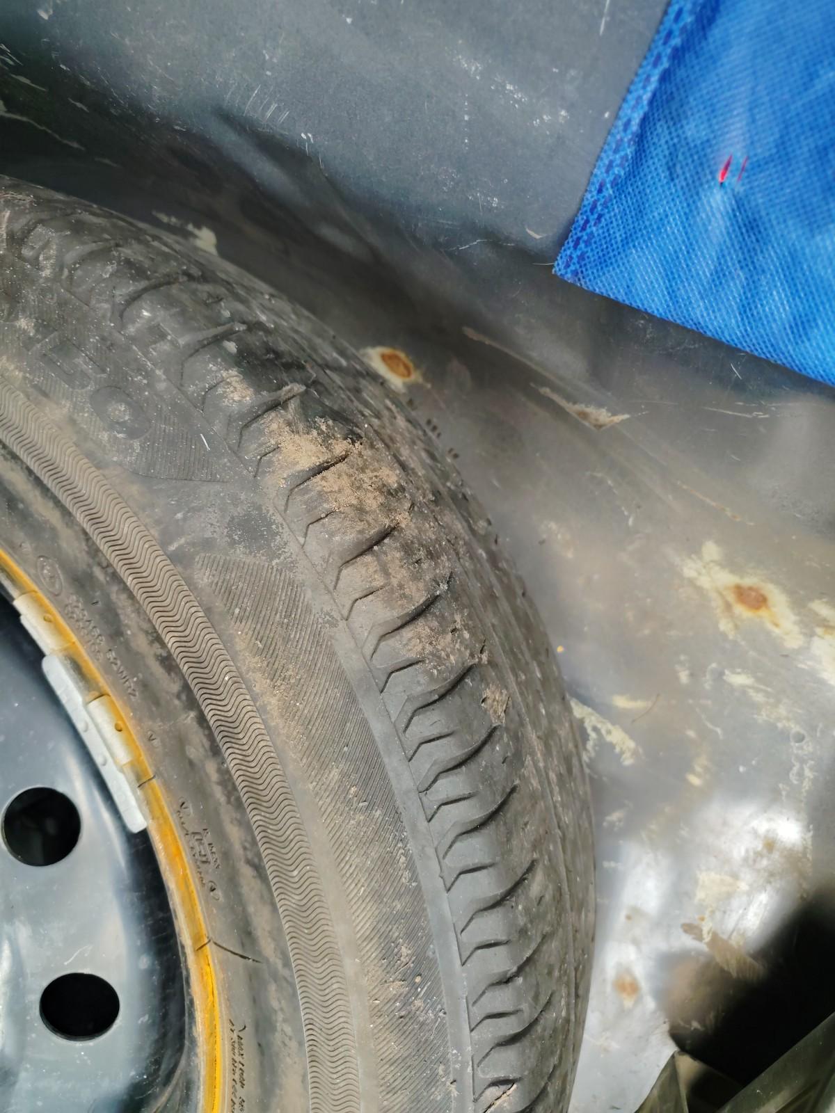 2017 Maruti Dzire VXI, Petrol, Manual, 89,700 km, tyre