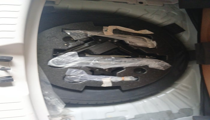 2021 Mahindra XUV300 W6 1.2 PETROL AMT, Petrol, Automatic, 48,045 km, tyre