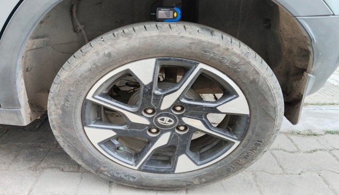 2022 Tata PUNCH CREATIVE AMT 1.2 RTN DUAL TONE, Petrol, Automatic, 29,023 km, tyre