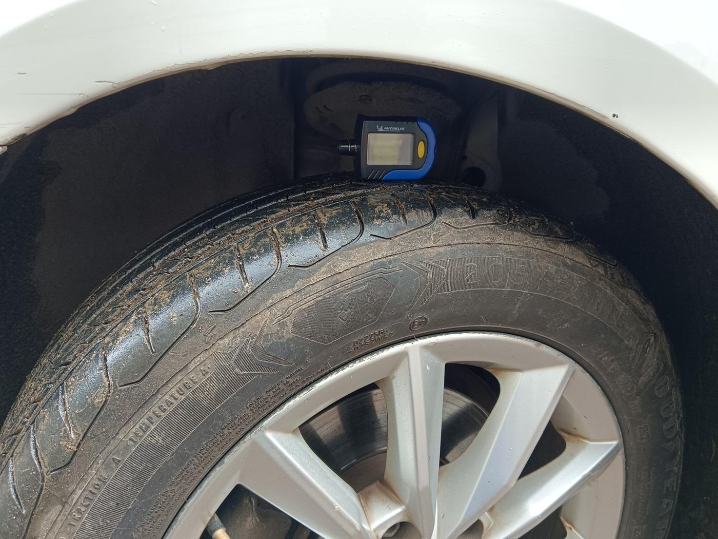 2013 Skoda Octavia ELEGANCE 2.0 TDI AT, Diesel, Automatic, 1,35,600 km, tyre