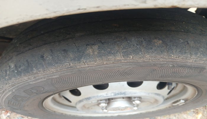 2017 Hyundai Eon ERA +, Petrol, Manual, 93,841 km, tyre