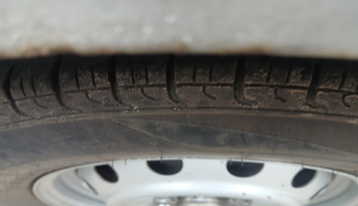 2017 Hyundai Eon ERA +, Petrol, Manual, 93,841 km, tyre