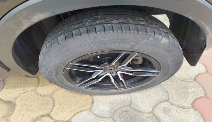 2020 Mahindra XUV300 W6 1.5 Diesel, Diesel, Manual, 1,14,712 km, tyre