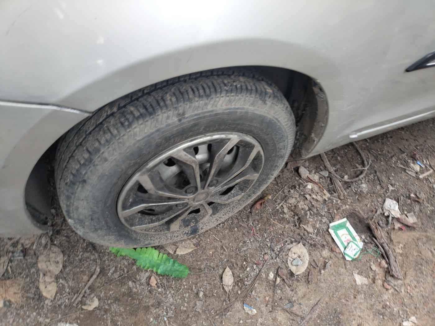 2017 Maruti Swift LXI (O), Petrol, Manual, 69,426 km, tyre