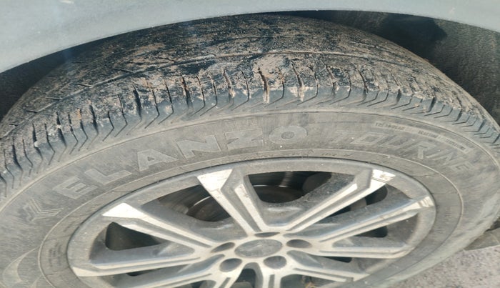 2021 Mahindra XUV700 AX 7 P AT 7 STR, Petrol, Automatic, 1,42,605 km, tyre