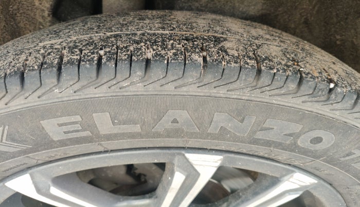 2021 Mahindra XUV700 AX 7 P AT 7 STR, Petrol, Automatic, 1,42,605 km, tyre