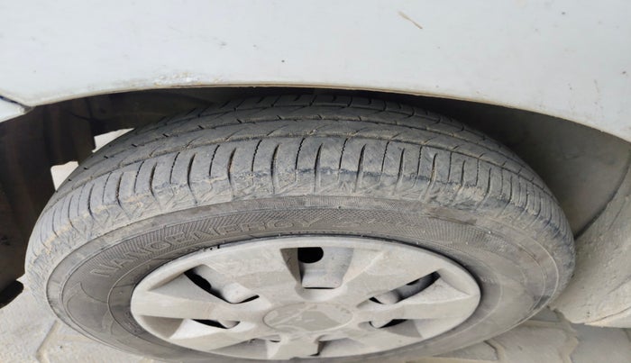 2011 Maruti Wagon R 1.0 LXI CNG, Petrol, Manual, 2,10,514 km, tyre