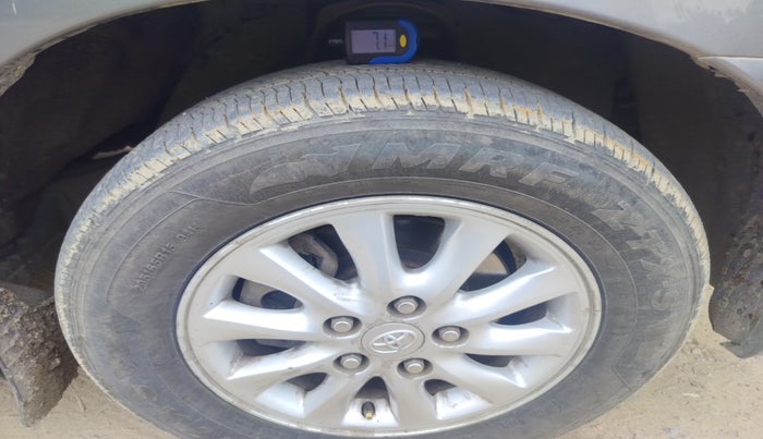 2013 Toyota Innova 2.5 VX 8 STR, Diesel, Manual, 1,22,747 km, tyre