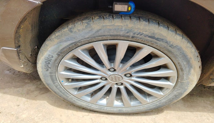 2015 Maruti Ciaz ZXI+, Petrol, Manual, 1,03,223 km, tyre