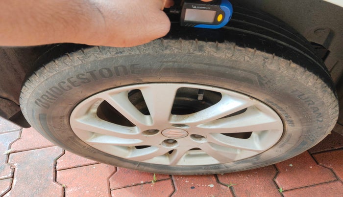 2012 Maruti Swift ZXI, Petrol, Manual, 97,663 km, tyre