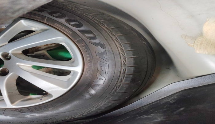 2012 Maruti Swift ZXI, Petrol, Manual, 97,663 km, tyre