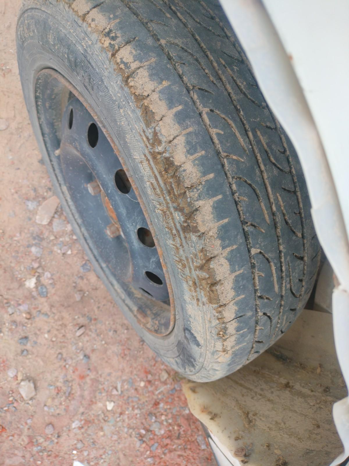 2012 Maruti Wagon R 1.0 VXI, Petrol, Manual, 1,06,017 km, tyre