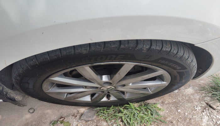 2019 Volkswagen Polo HIGHLINE PLUS 1.0 16 ALLOY, Petrol, Manual, 1,22,966 km, tyre