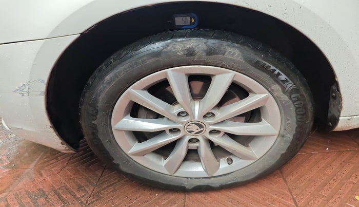 2015 Skoda Octavia 2.0 TDI CR STYLE PLUS AT, Diesel, Automatic, 1,30,767 km, tyre