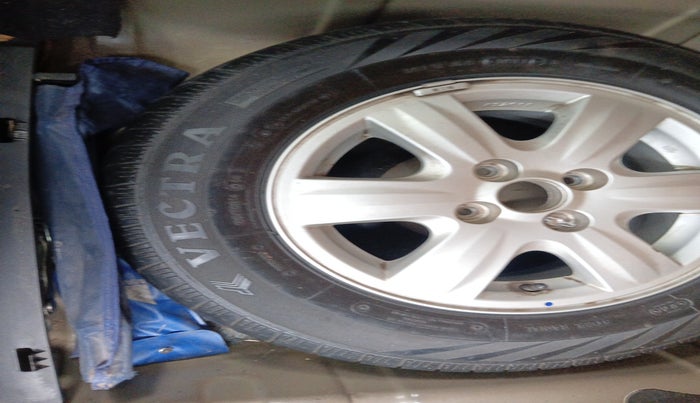 2012 Maruti Swift Dzire ZXI, Petrol, Manual, 1,16,106 km, tyre