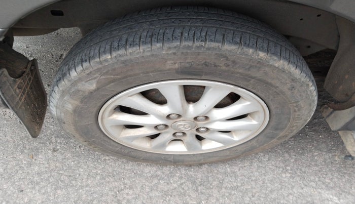 2014 Toyota Innova 2.5 VX 7 STR, Diesel, Manual, 1,57,147 km, tyre