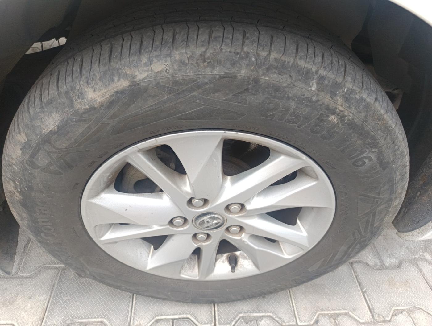 2017 Toyota Innova Crysta 2.4 G 8 STR, Diesel, Manual, 1,48,316 km, tyre