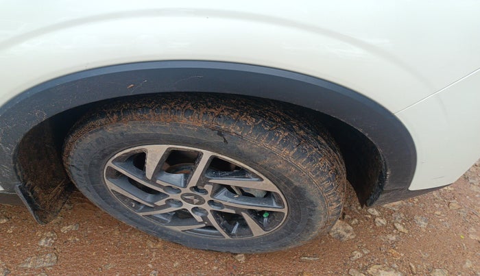 2022 Mahindra XUV300 W8 (O) 1.2 PETROL AMT, Petrol, Automatic, 13,086 km, tyre