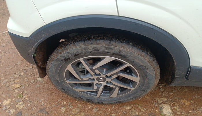 2022 Mahindra XUV300 W8 (O) 1.2 PETROL AMT, Petrol, Automatic, 13,086 km, tyre