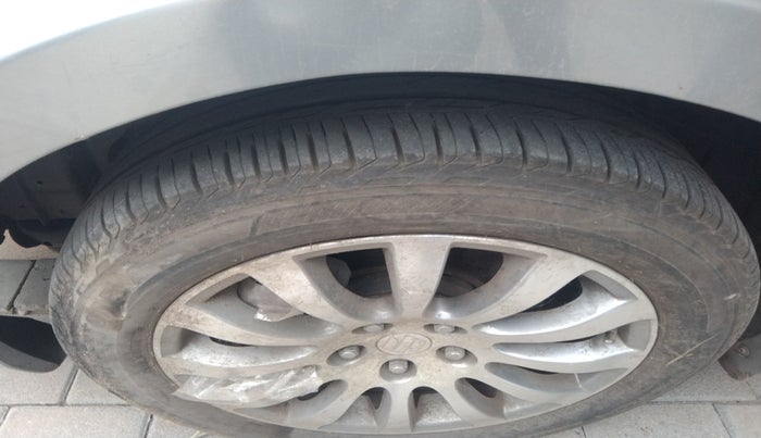 2011 Maruti Kizashi 2.4L AT, Petrol, Automatic, 1,04,081 km, tyre