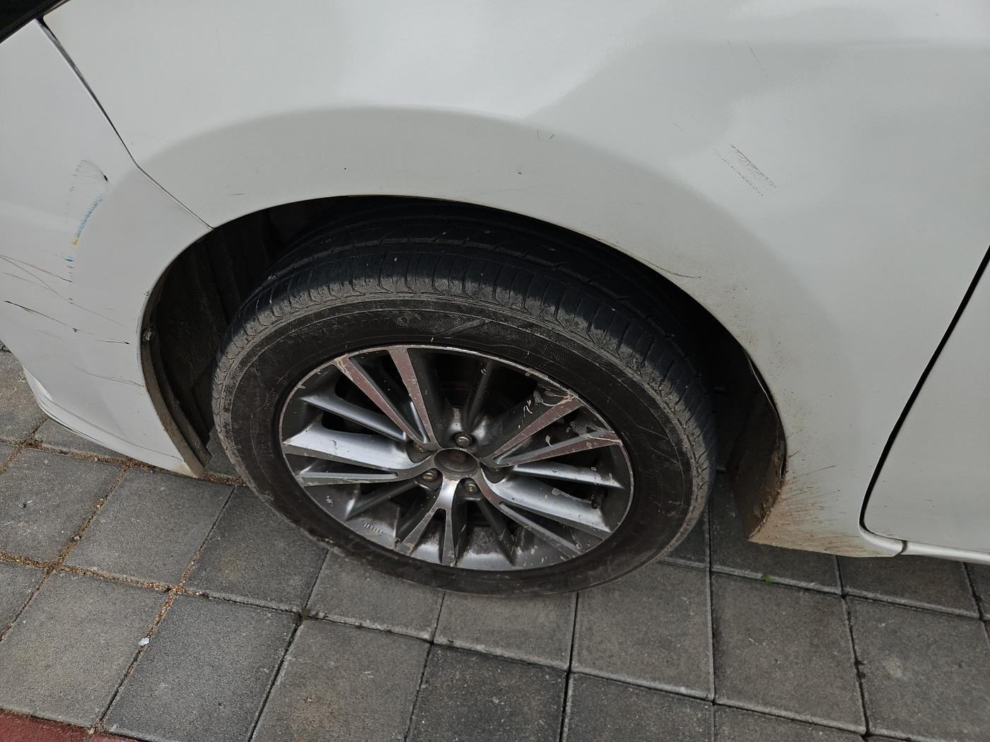 2015 Toyota Corolla Altis VL CVT PETROL, Petrol, Automatic, 1,76,498 km, tyre