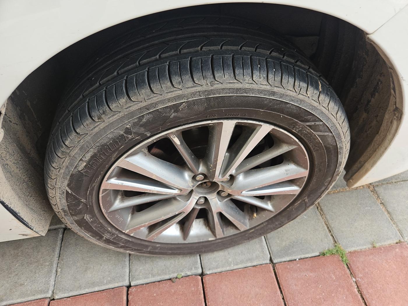 2015 Toyota Corolla Altis VL CVT PETROL, Petrol, Automatic, 1,76,498 km, tyre