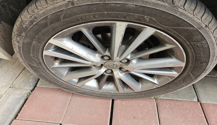 2015 Toyota Corolla Altis VL CVT PETROL, Petrol, Automatic, 1,76,498 km, tyre