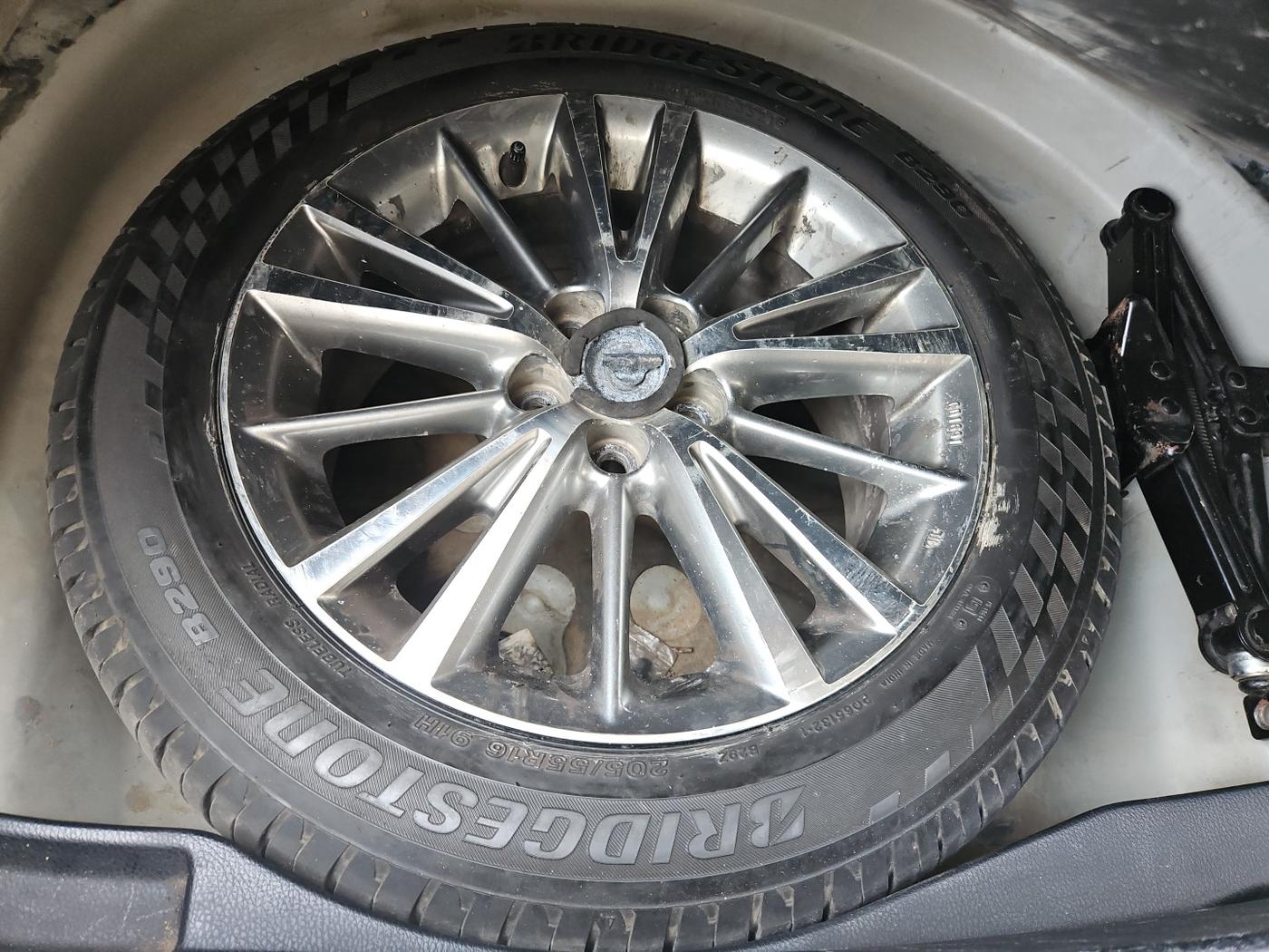 2015 Toyota Corolla Altis VL CVT PETROL, Petrol, Automatic, 1,76,498 km, tyre