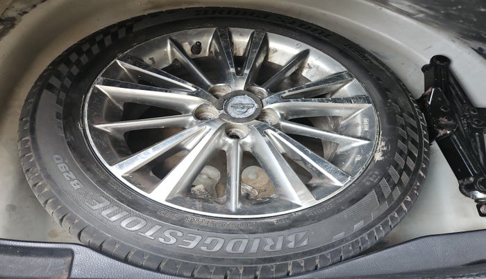 2015 Toyota Corolla Altis VL CVT PETROL, Petrol, Automatic, 1,76,498 km, tyre