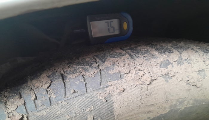 2013 Toyota Innova 2.5 VX 7 STR, Diesel, Manual, 2,07,670 km, tyre