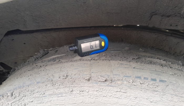 2013 Toyota Innova 2.5 VX 7 STR, Diesel, Manual, 2,07,670 km, tyre