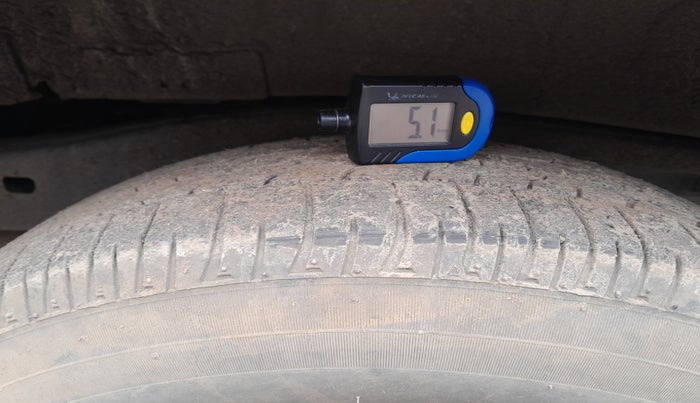 2013 Toyota Innova 2.5 VX 7 STR, Diesel, Manual, 2,07,670 km, tyre