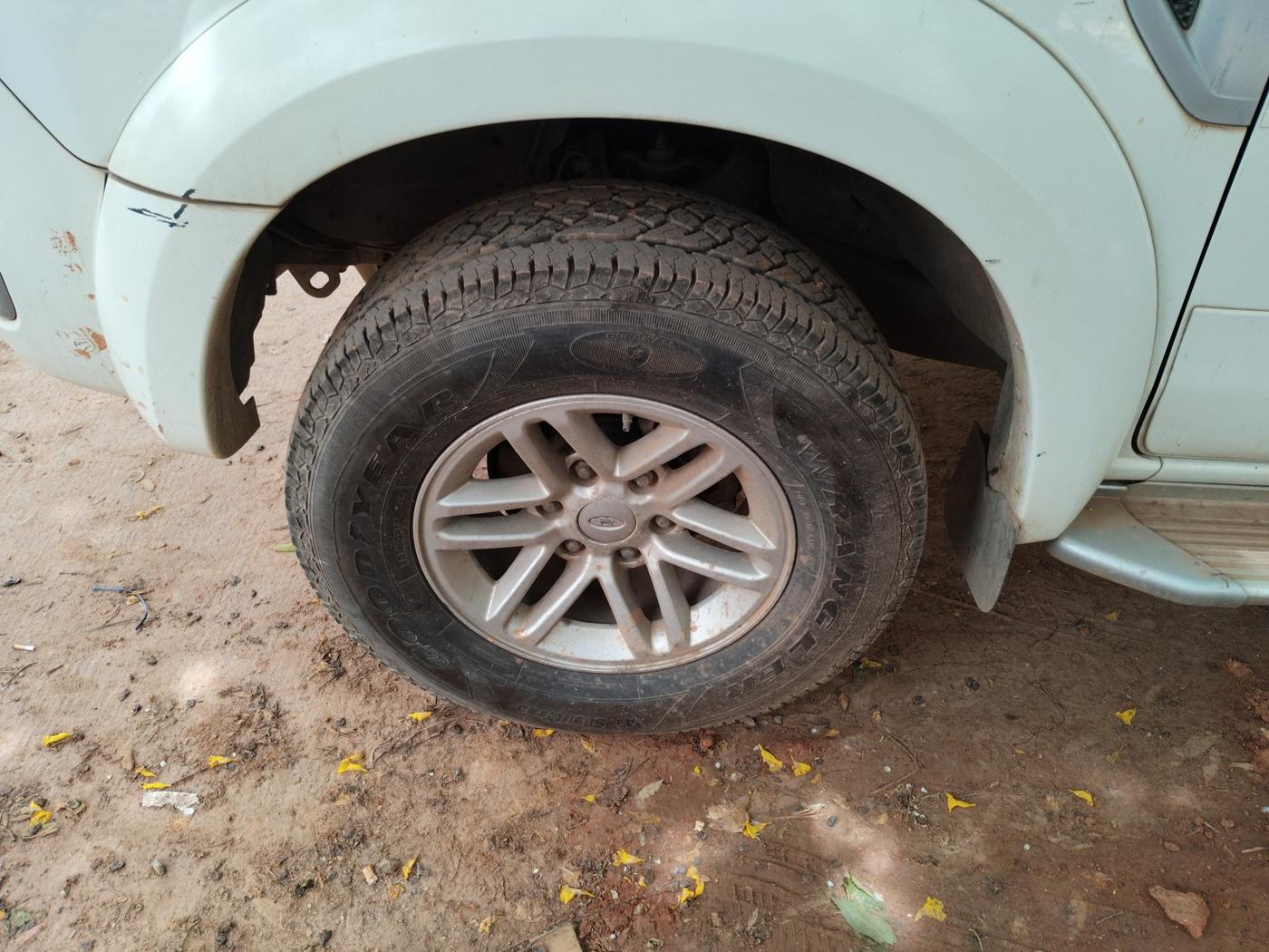 2012 Ford Endeavour 3.0L 4X4 AT, Diesel, Automatic, 81,853 km, tyre