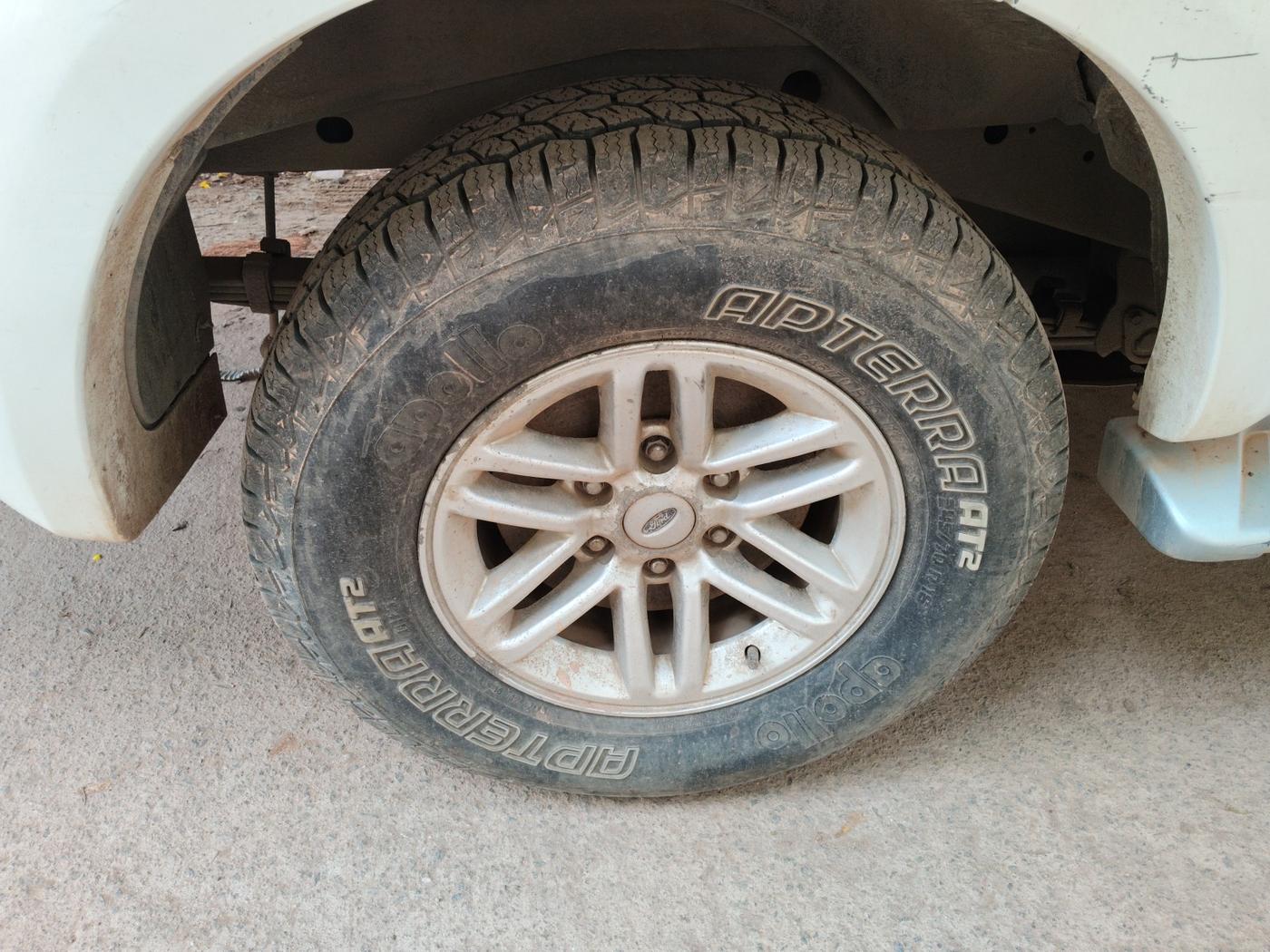2012 Ford Endeavour 3.0L 4X4 AT, Diesel, Automatic, 81,853 km, tyre