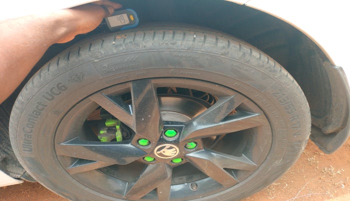 2021 Skoda Octavia STYLE 2.0, Petrol, Automatic, 1,19,568 km, tyre