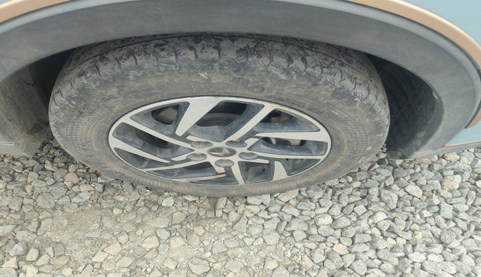 2023 Mahindra XUV400 EL 7.2 KW, Electric, Automatic, 26,651 km, tyre